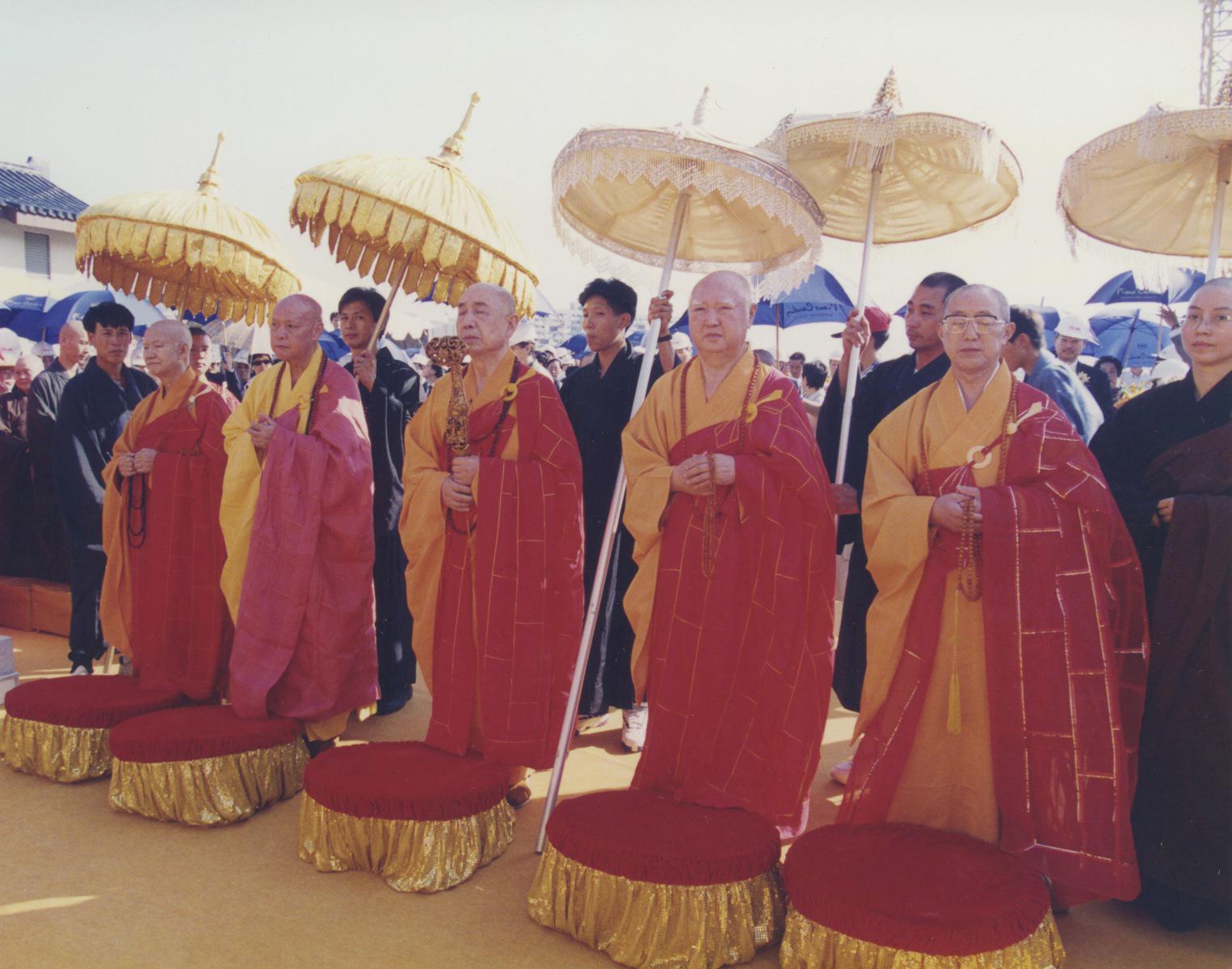 礼请觉光法师(中)、圣一法师(左2)、永惺法师(右2)、融灵法师(左1)、及松纯法师(右1)主持大雄殿金柱祟树洒净典礼